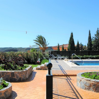 Independent villa reformed with pool in Aspe