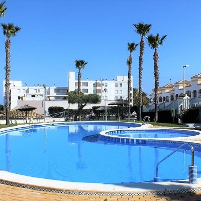 Bungalow rez-de-chaussée  avec piscine et parking à Gran Alacant