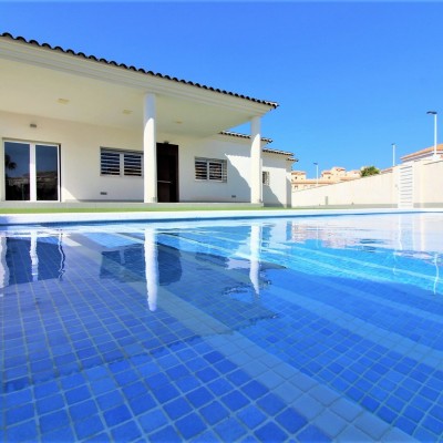Chalet de lujo con piscina privada en Gran Alacant