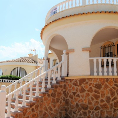 Detached villa with large plot in Montecid