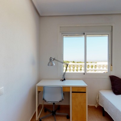 Apartamento planta alta con 3 dormitorios en Gran Alacant