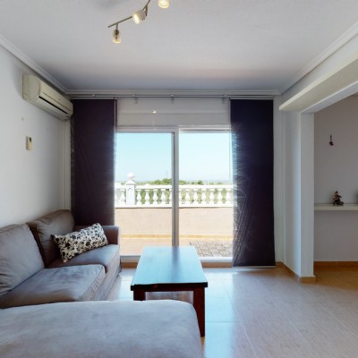 Top floor apartment with 3 bedrooms and pool in Gran Alacant